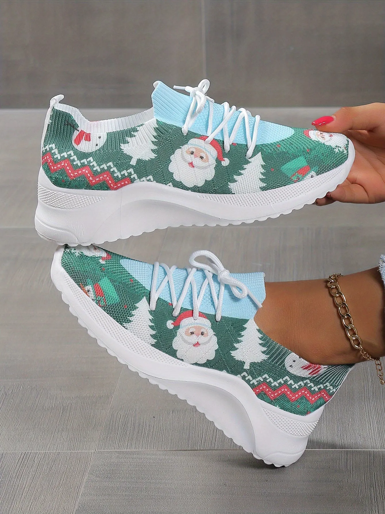 A Festive Kick: Women's Cartoon Santa Claus Print Sneakers for Comfy Christmas Style