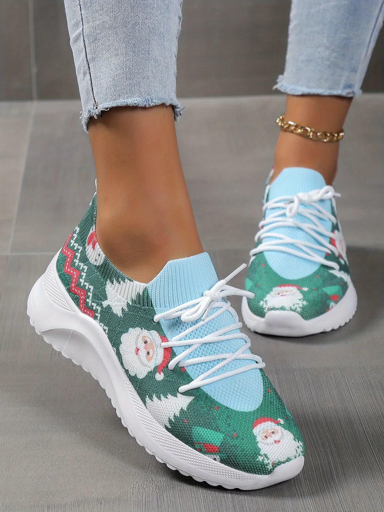 A Festive Kick: Women's Cartoon Santa Claus Print Sneakers for Comfy Christmas Style