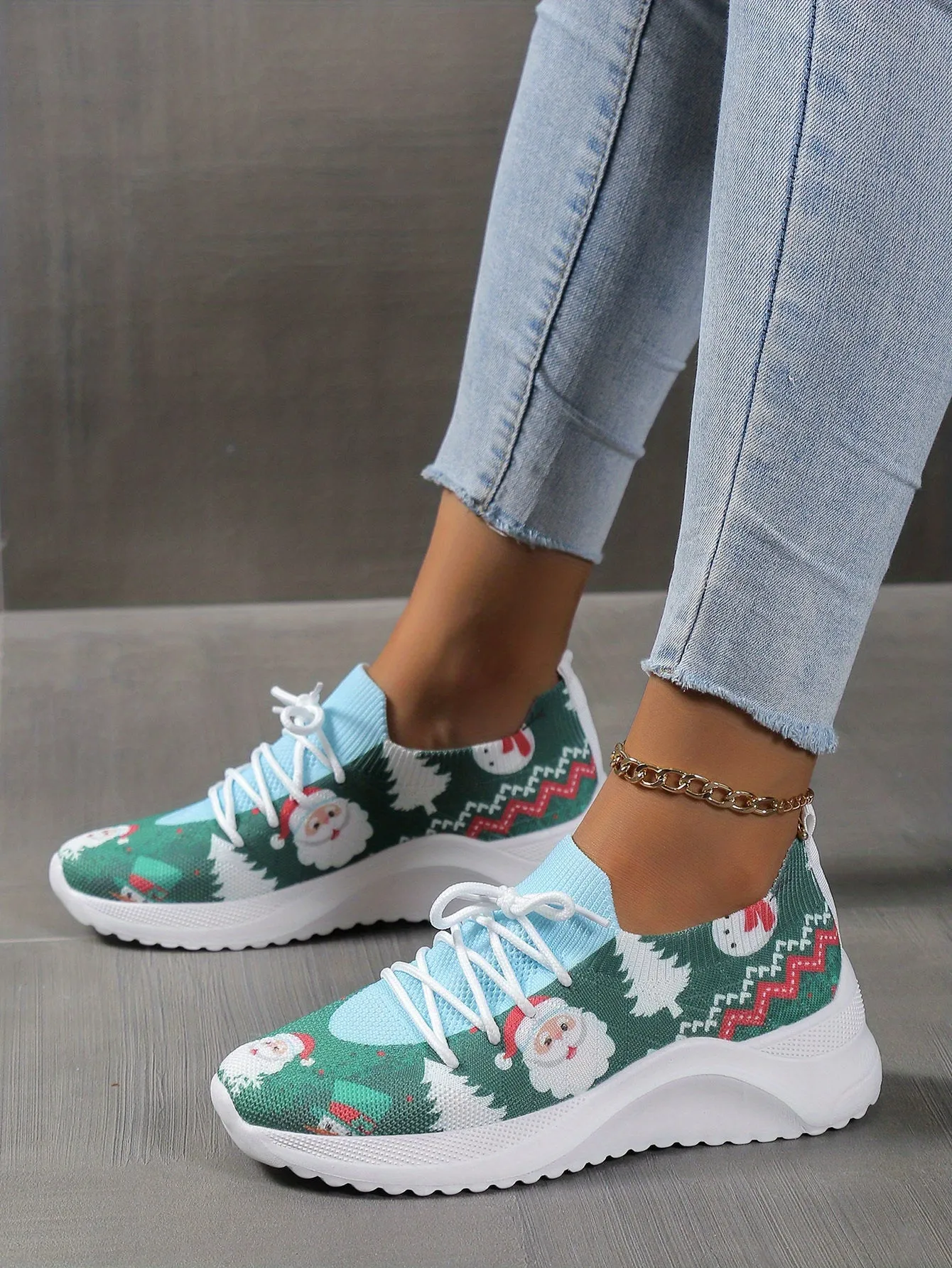 A Festive Kick: Women's Cartoon Santa Claus Print Sneakers for Comfy Christmas Style