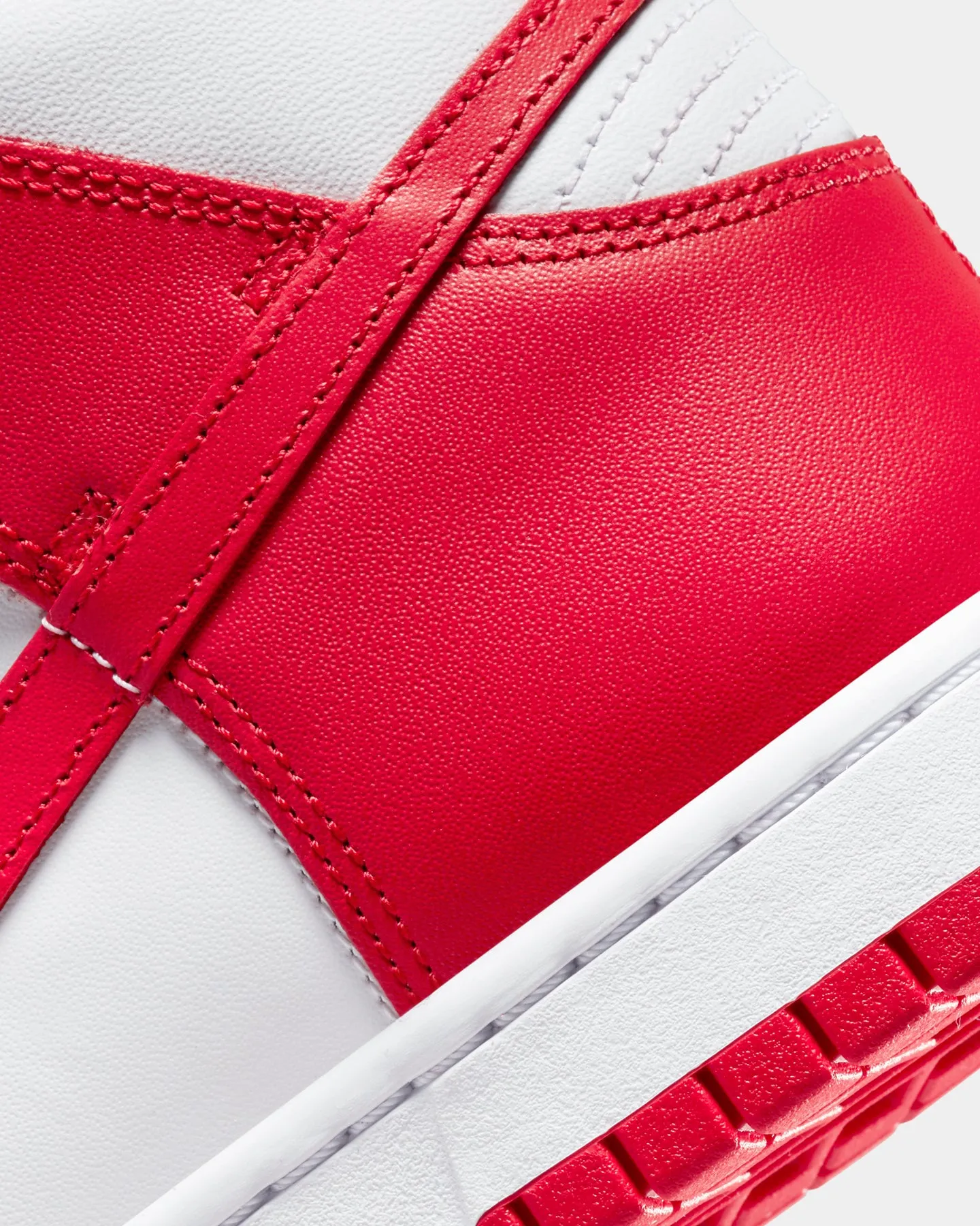 Nike Dunk High Retro University red